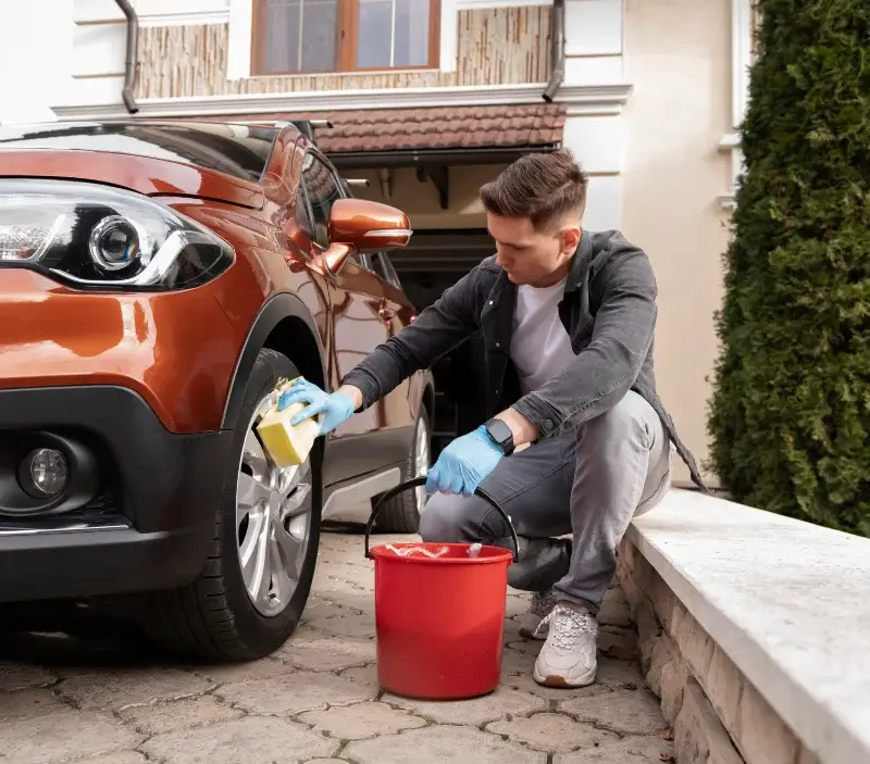 Lavage auto à domicile Oradour-Saint-Genest : professionnel intervenant sur un véhicule